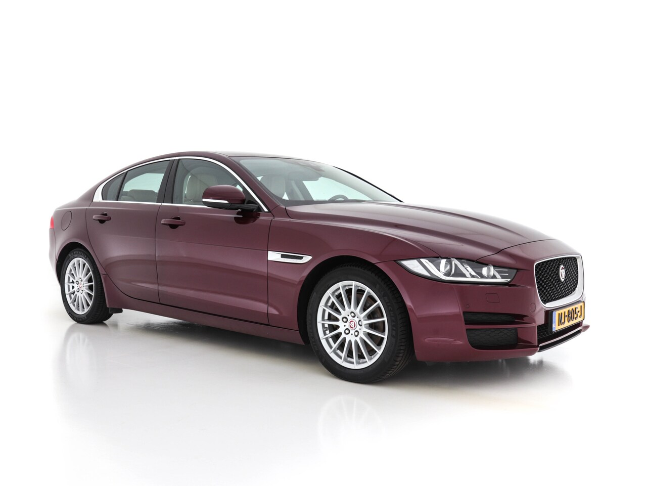 Jaguar XE - 2.0 D Portfolio Premium Business Pack Aut. *VOLLEDER+NAVI-FULLMAP+XENON+CAMERA+ECC+PDC+CRU - AutoWereld.nl