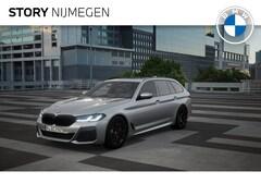 BMW 5-serie Touring - 540i xDrive High Executive M Sport Automaat / Panoramadak / Trekhaak / Laserlight / Comfor