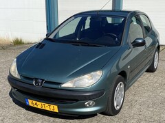 Peugeot 206 - 1.4 Gentry Premium is zeer netjes van binnen en van buiten alleen kleine gebruikerssporen.
