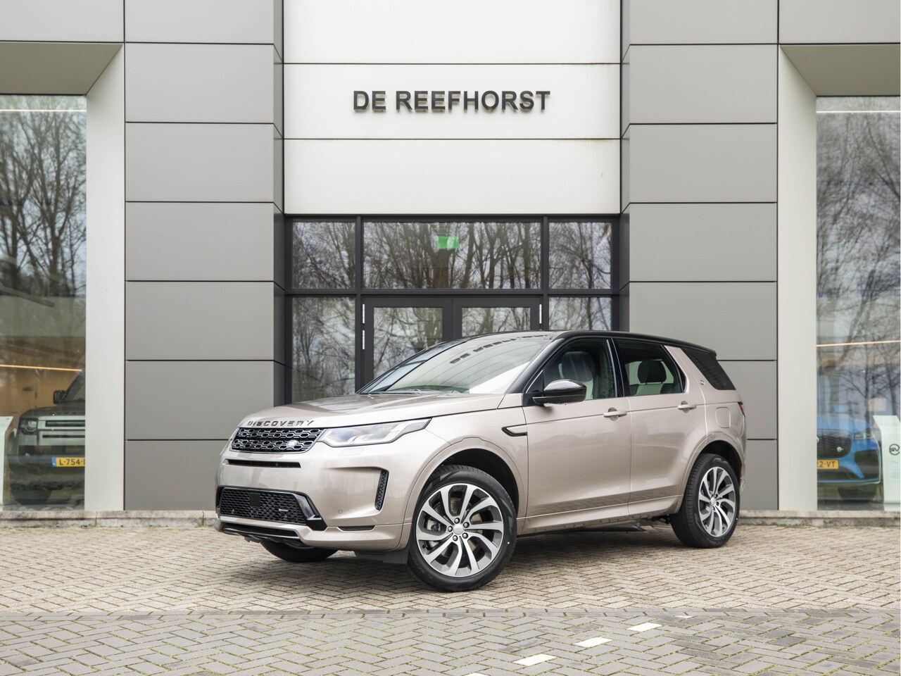 Land Rover Discovery Sport - P300e R-Dynamic S | NIEUW - Direct Leverbaar | Trekhaak | Panoramadak | - AutoWereld.nl