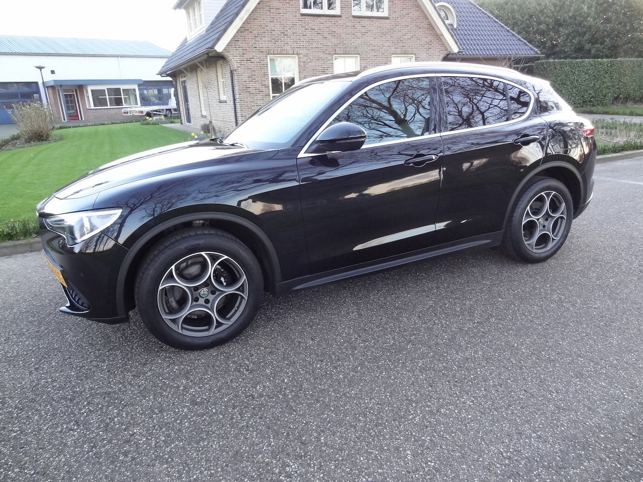 Alfa Romeo Stelvio - 2.0 T AWD Super 24544 Km ! 1e eig Carplay 19" Incl Btw Lane assist leer Afnb trekhaak Veloce interieur - AutoWereld.nl