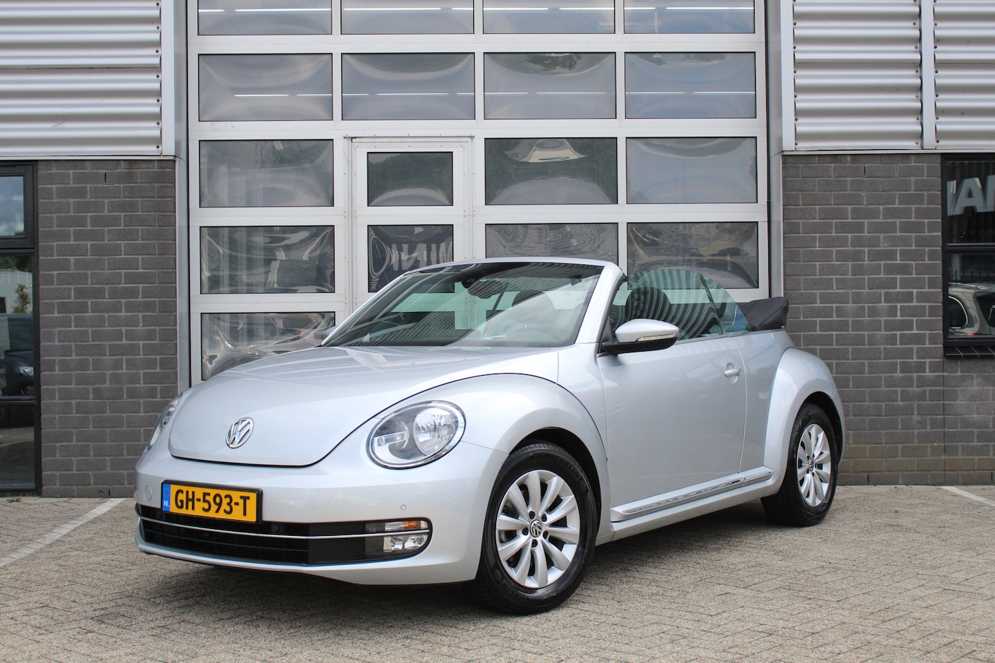 Volkswagen Beetle Cabriolet - 1.2 TSI Design BlueMotion / Climate / Navigatie / Cruise / Stoelverwarming / N.A.P. - AutoWereld.nl