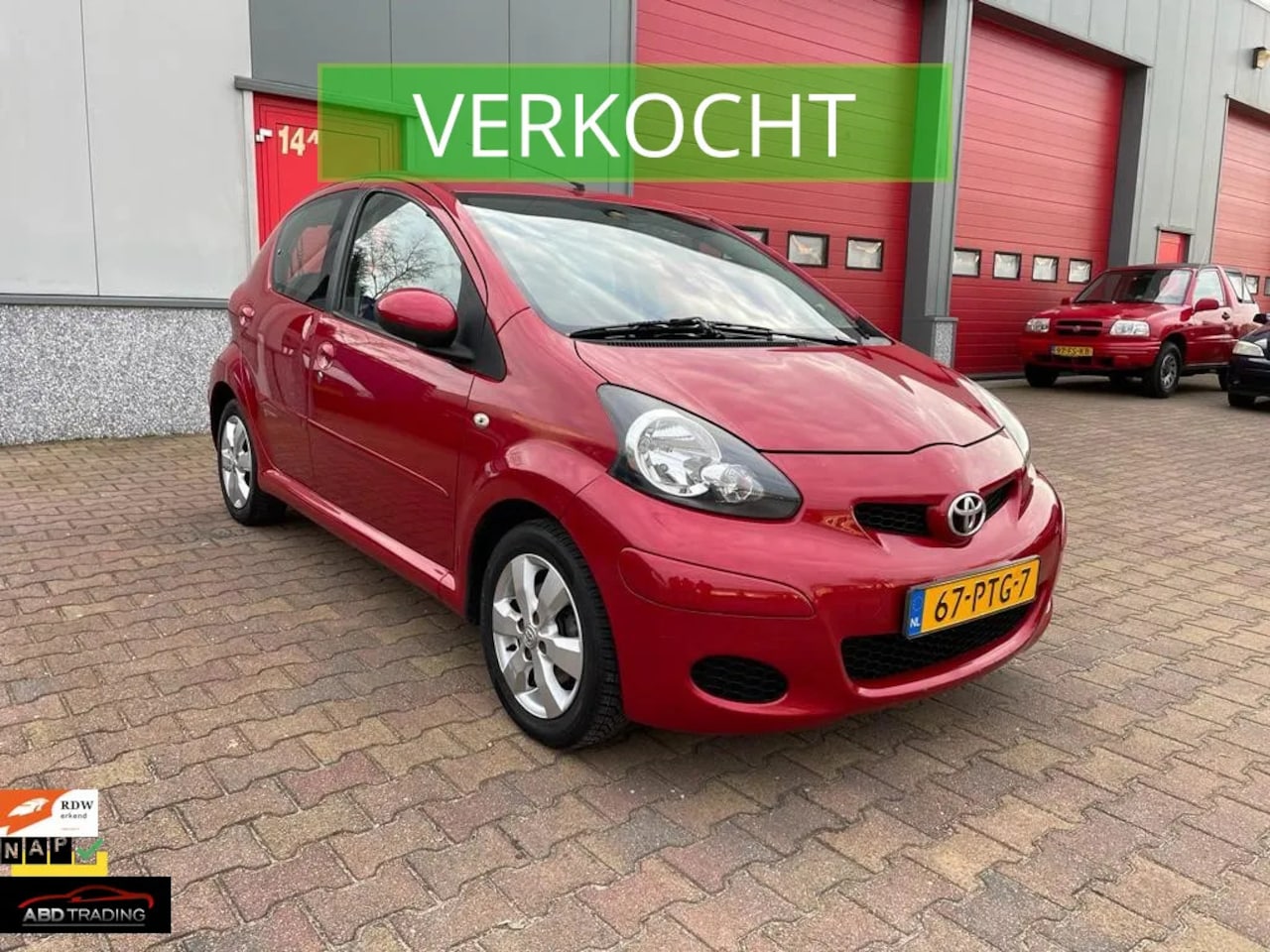 Toyota Aygo - 1.0 12v VVT-i Aspiration Red - AutoWereld.nl