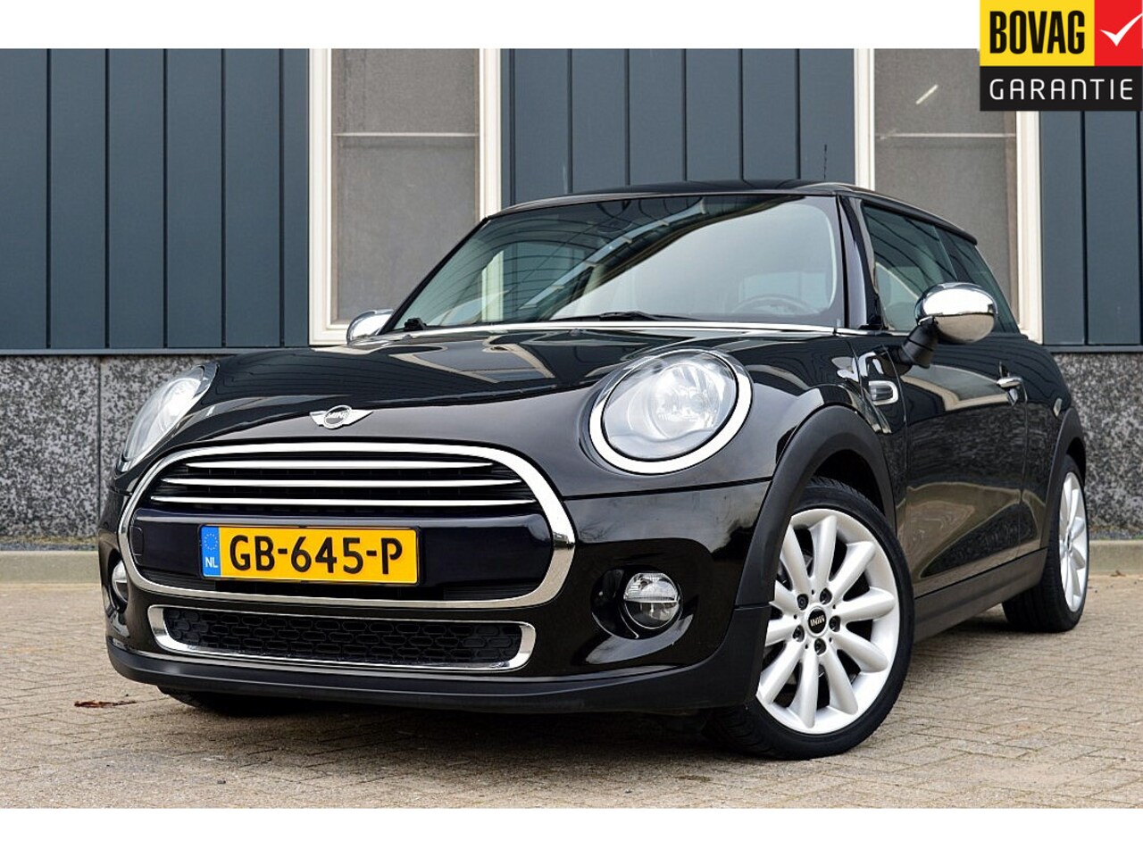 MINI Cooper - 1.5 Chili Serious Business Rijklaarprijs-Garantie Navigatie Leder/Stof Interieur 17 Inch - AutoWereld.nl