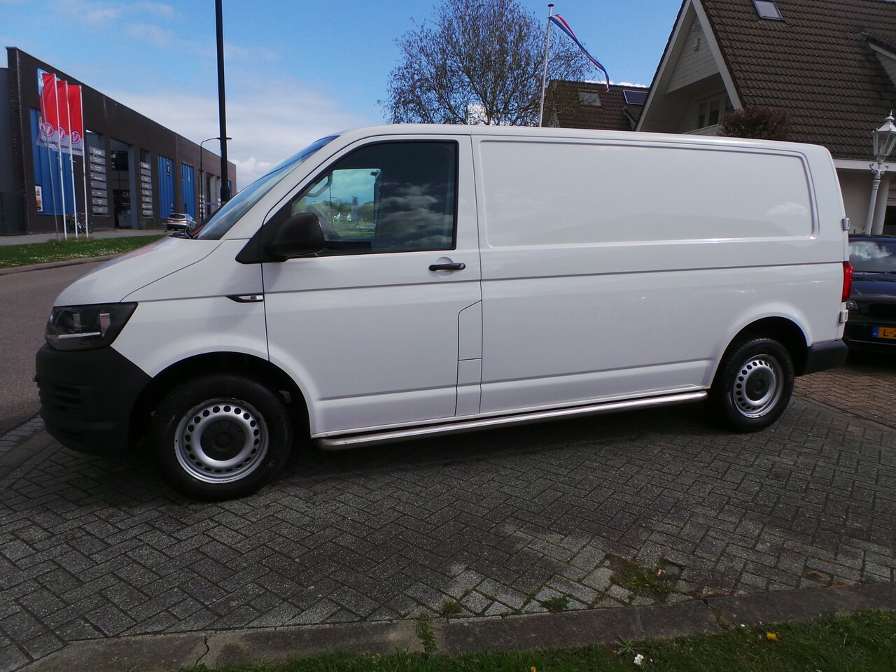 Volkswagen Transporter - 2.0 TDI L2H1 104kw/141pk airco,cruise,trekhaak - AutoWereld.nl