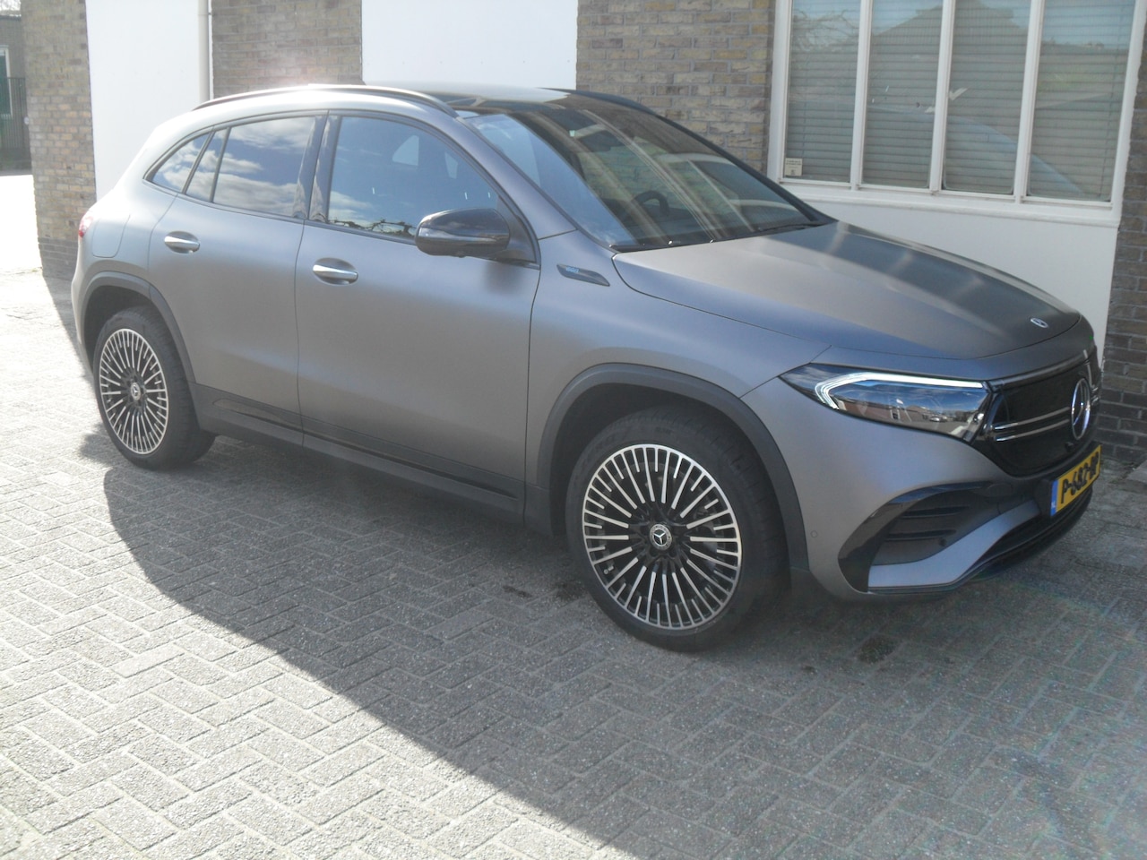 Mercedes-Benz EQA - 300 4MATIC Business Solution AMG head-up panorama dak 20 inch Designo - AutoWereld.nl