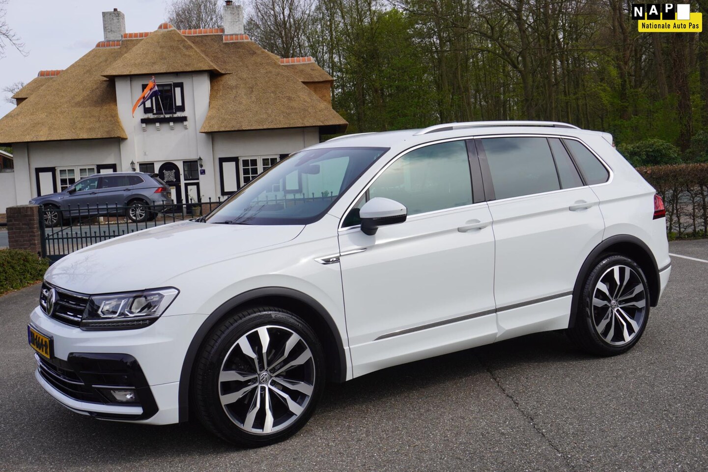 Volkswagen Tiguan - 1.5 TSI ACT Highline Business R-line virtual cockpit full led 20 inch origineel Nederlands - AutoWereld.nl