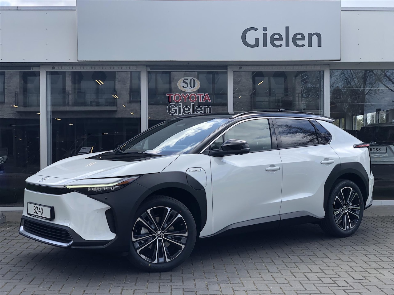 Toyota bZ4X - 71,4 kWh 3-Fase Premium Bi-Tone + Panoramisch dak | JBL, Dodehoekherkenning, Leer, Parkeer - AutoWereld.nl