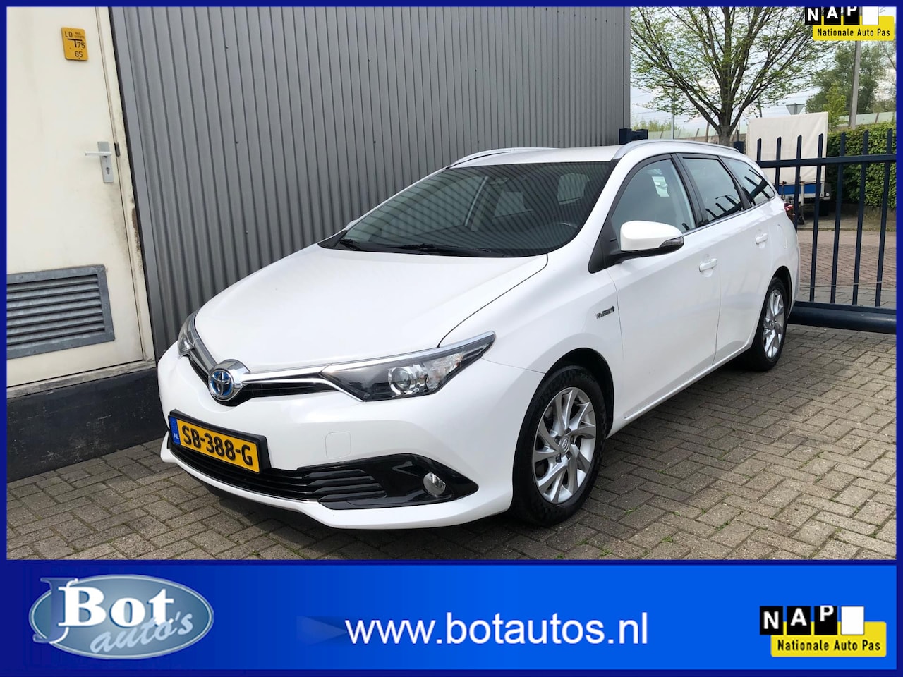 Toyota Auris - 1.8 Hybrid Dynamic / NAVIGATIE / DEALER ONDERHOUDEN / CRUISE CONTROL / CLIMATE CONTROL - AutoWereld.nl