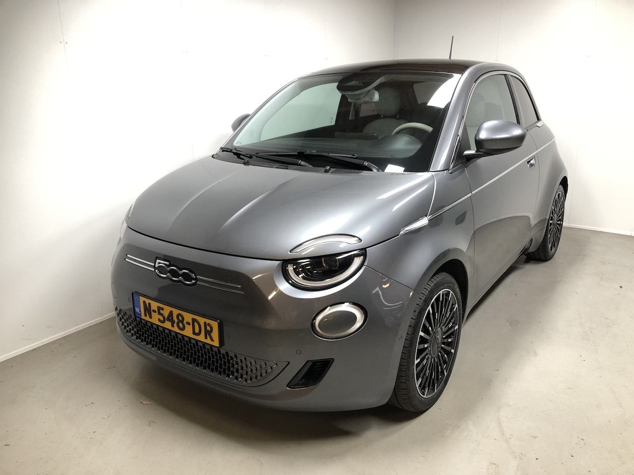 Fiat 500e - La Prima 38 kWh Panorama Dak Camera Apple Carplay prijs inl BTW. Prijs is excl 2K subsidie - AutoWereld.nl