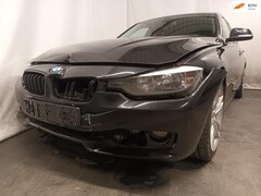 BMW 3-serie Touring - 318d High Executive - Schade