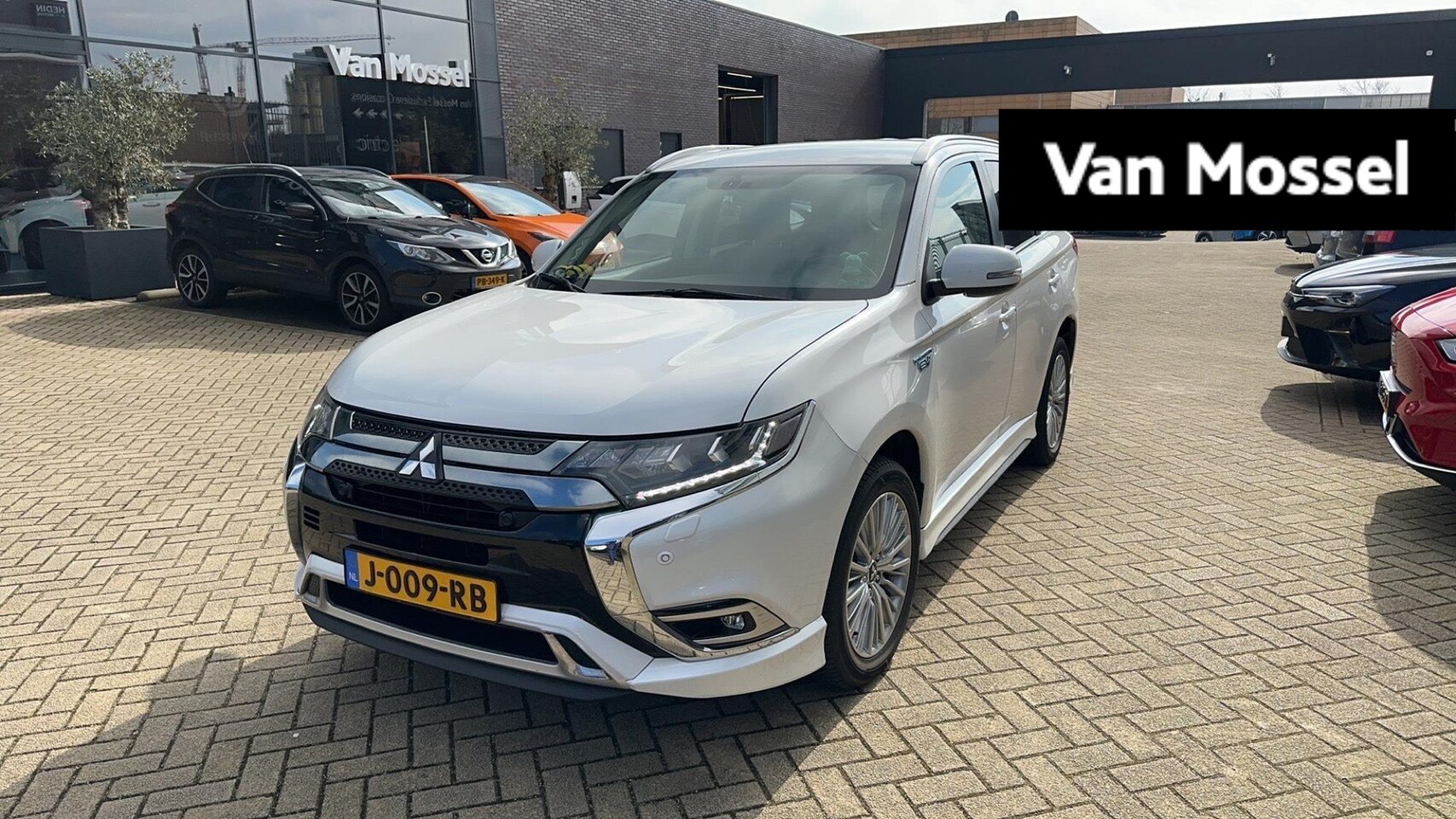 Mitsubishi Outlander - 2.4 PHEV Intense S | Camera | Klimaatregeling | Multimedia voorbereiding - AutoWereld.nl