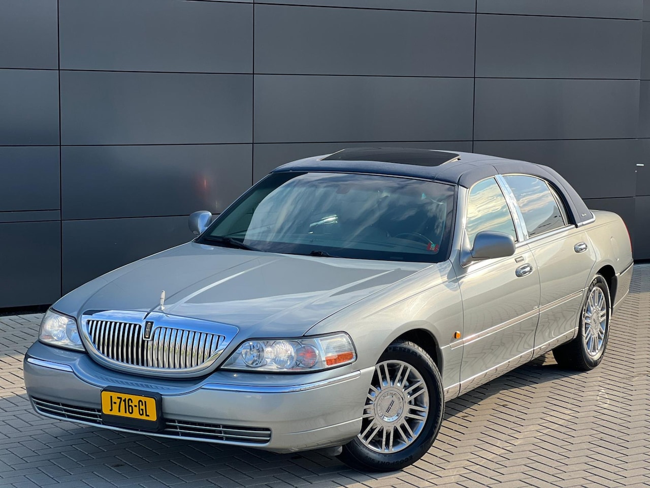 lincoln-town-car.jpg