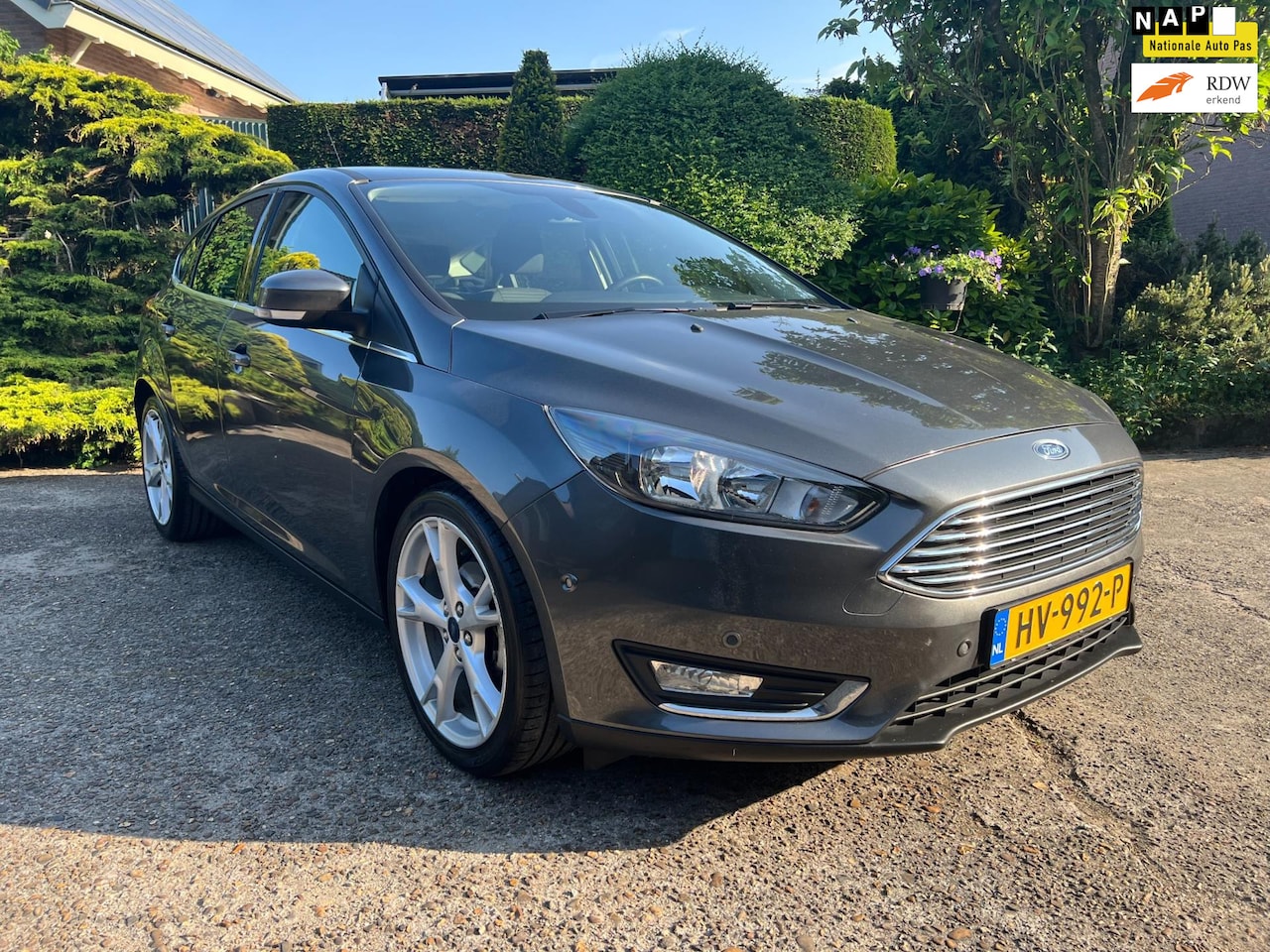 Ford Focus - 1.0 Titanium 1.0 Titanium, NAVI, PDC, ECC, NAP 18'' LM, Zeer nette auto! - AutoWereld.nl