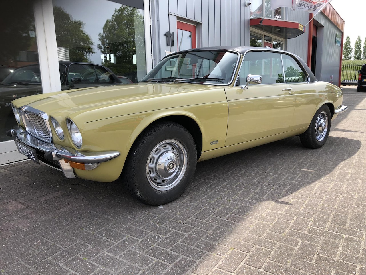 jaguar-xj-4-2-coupe-automaat.jpg
