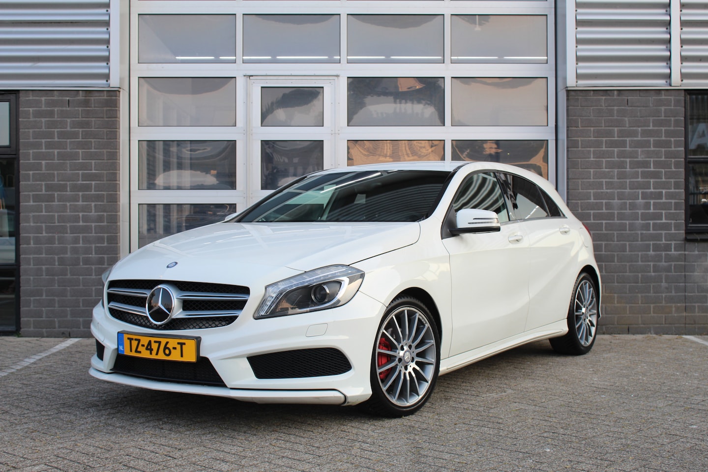 Mercedes-Benz A-klasse - 180 Ambition / AMG Pakket / Camera / Xenon - AutoWereld.nl