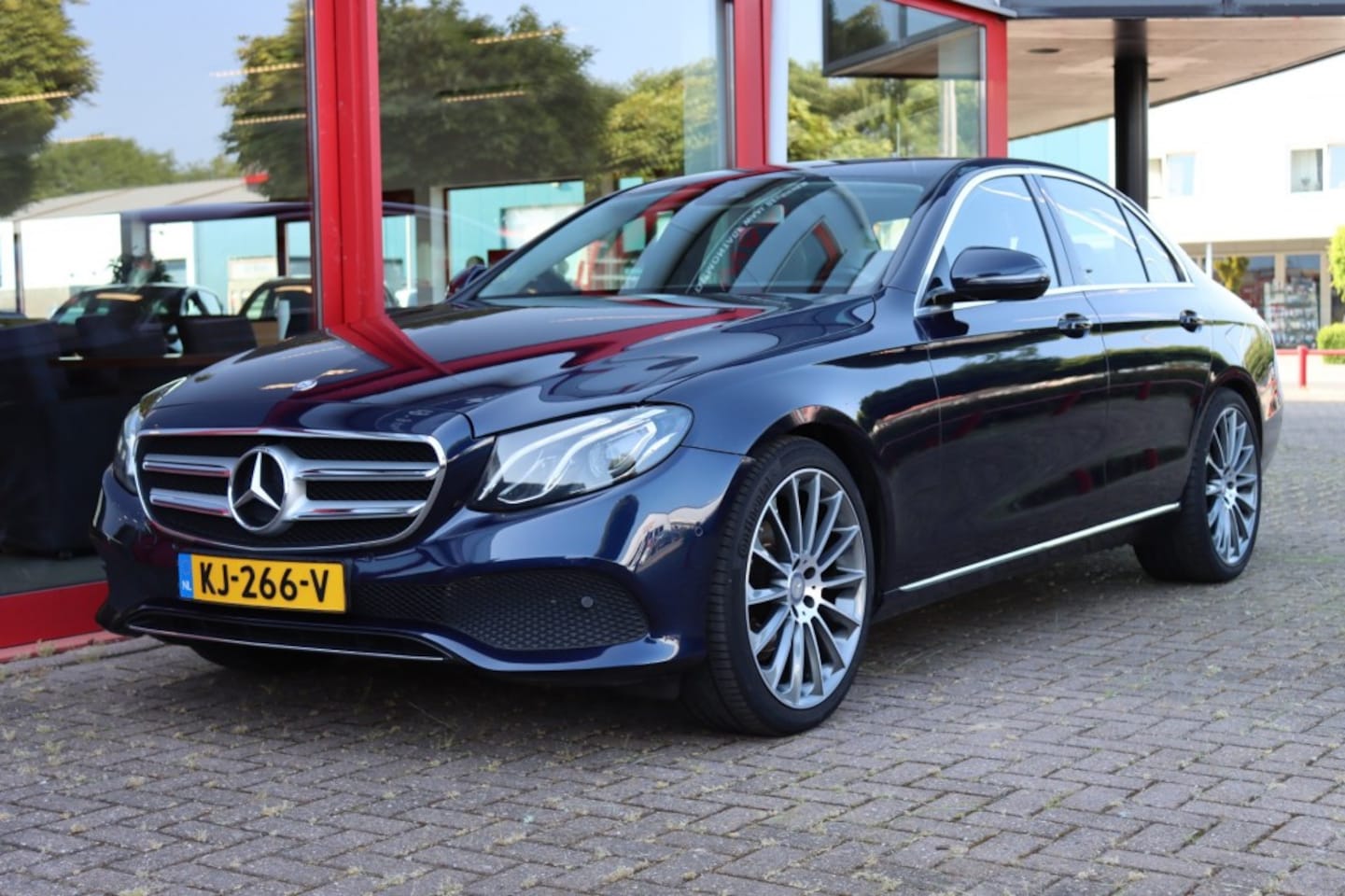 Mercedes-Benz E-klasse - 220d LED WIDESCREEN 20INCH STANDKACHEL - AutoWereld.nl