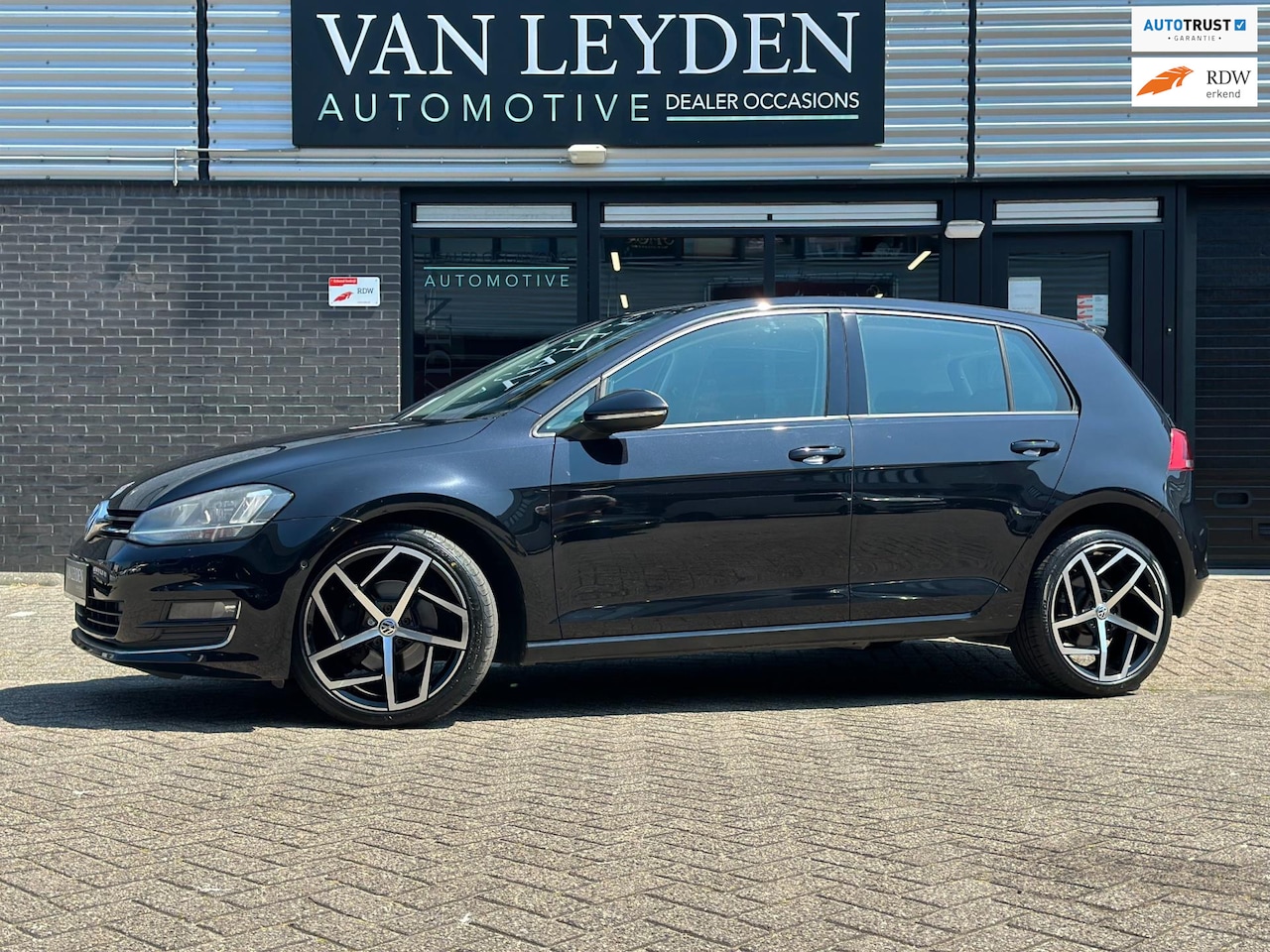 Volkswagen Golf - 1.4 TSI ACT Highline / Carplay / Camera / Cruise / Xenon / Multistuur - AutoWereld.nl