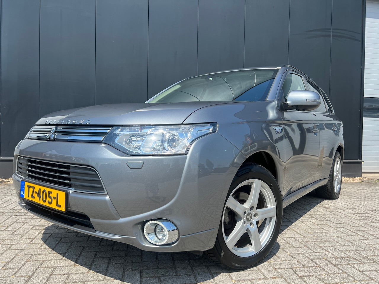 Mitsubishi Outlander - 2.0 PHEV Instyle '15 Aut/Leder/Navi/18'Lmv/Camera/Nap - AutoWereld.nl