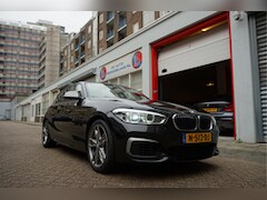 BMW 1-serie - M140i xDrive // Black on Black // Vol Opties //