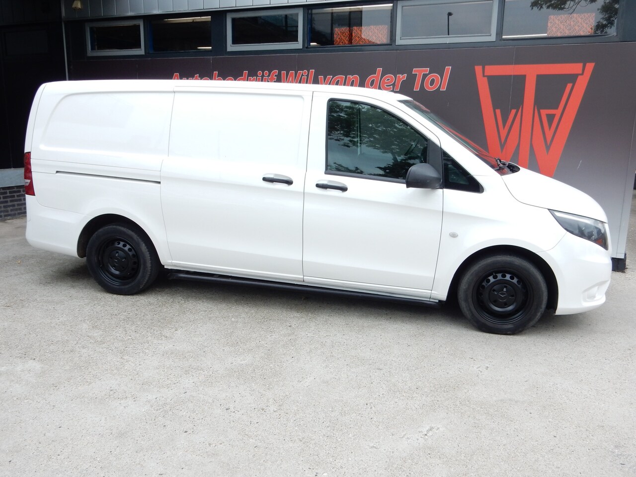 Mercedes-Benz Vito - 111 CDI L2 PROF. PLUS | AIRCO | TREKHAAK | LEER | NAVIGATIE | NIEUWE APK!! - AutoWereld.nl