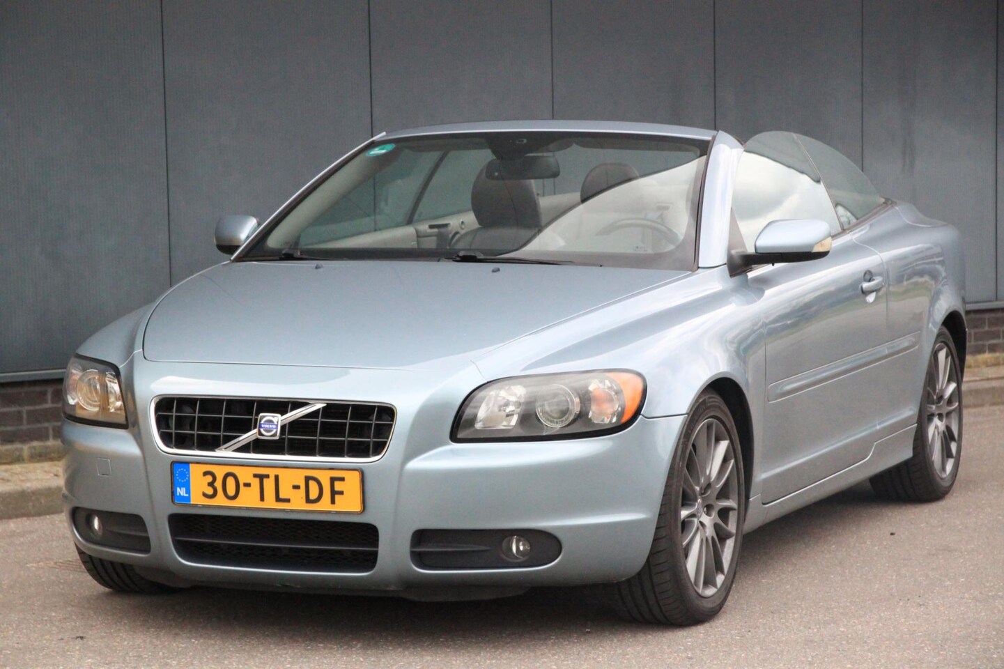 Volvo C70 Convertible - 2.4i Momentum Automaat/Leer/Navigatie/170PK/5 Cilinder/Apk 06-2024 - AutoWereld.nl