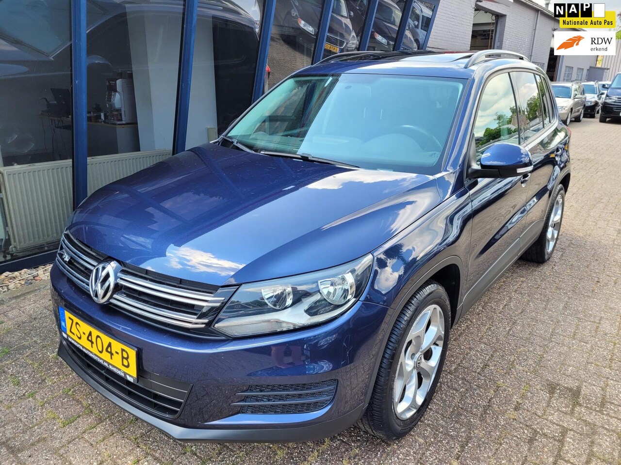 Volkswagen Tiguan - 1.4 TSI R-Line Edition NAVI / PANO / 18 INCH - AutoWereld.nl