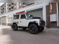 Land Rover Defender 90 - 2.3 Benzine 5 Personen * Nieuw Lakwerk * Binnen buiten gerestaureerd met behoud originele