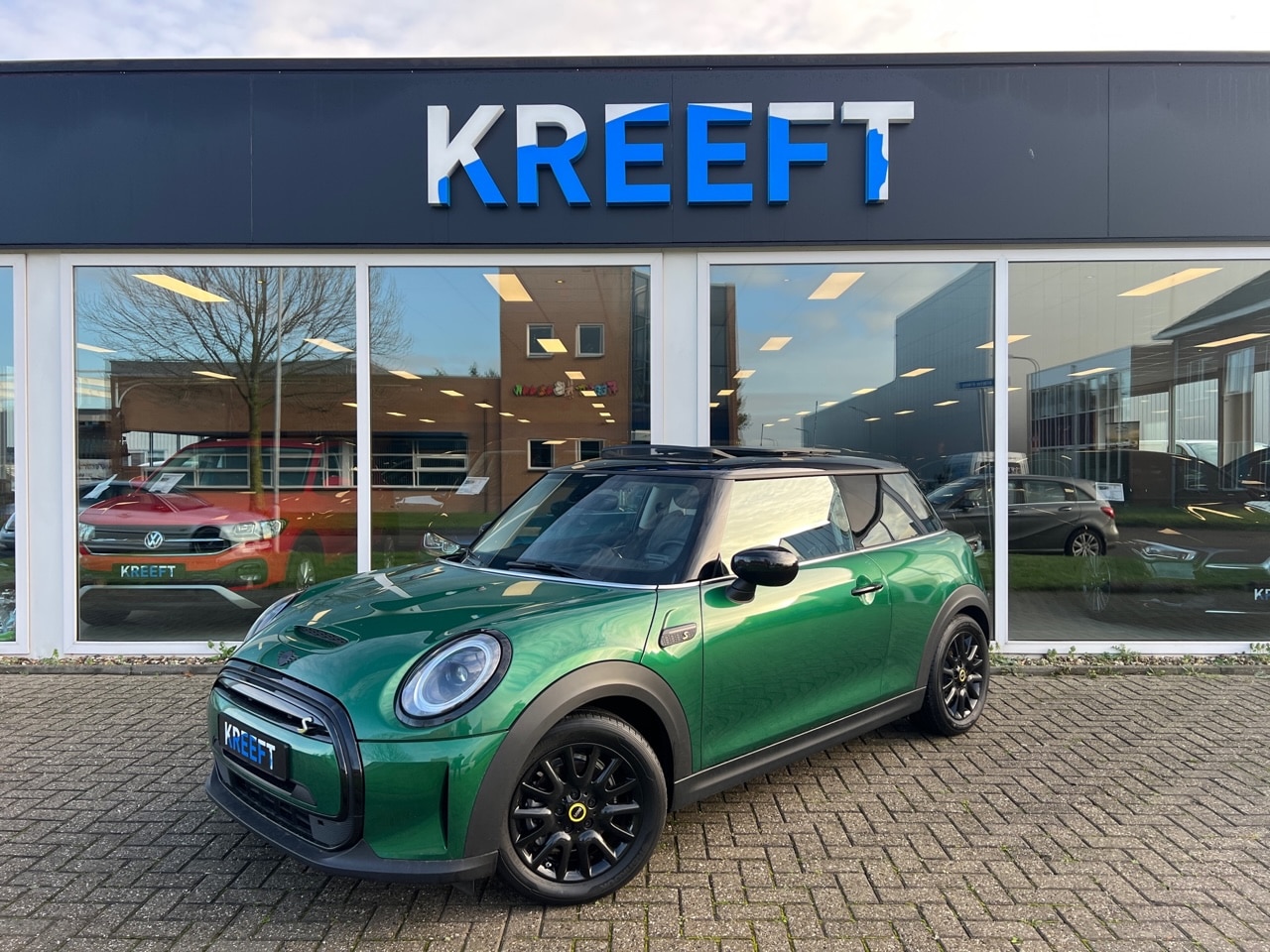 MINI Mini-Electric - Camden Plus Edition British racing green - AutoWereld.nl