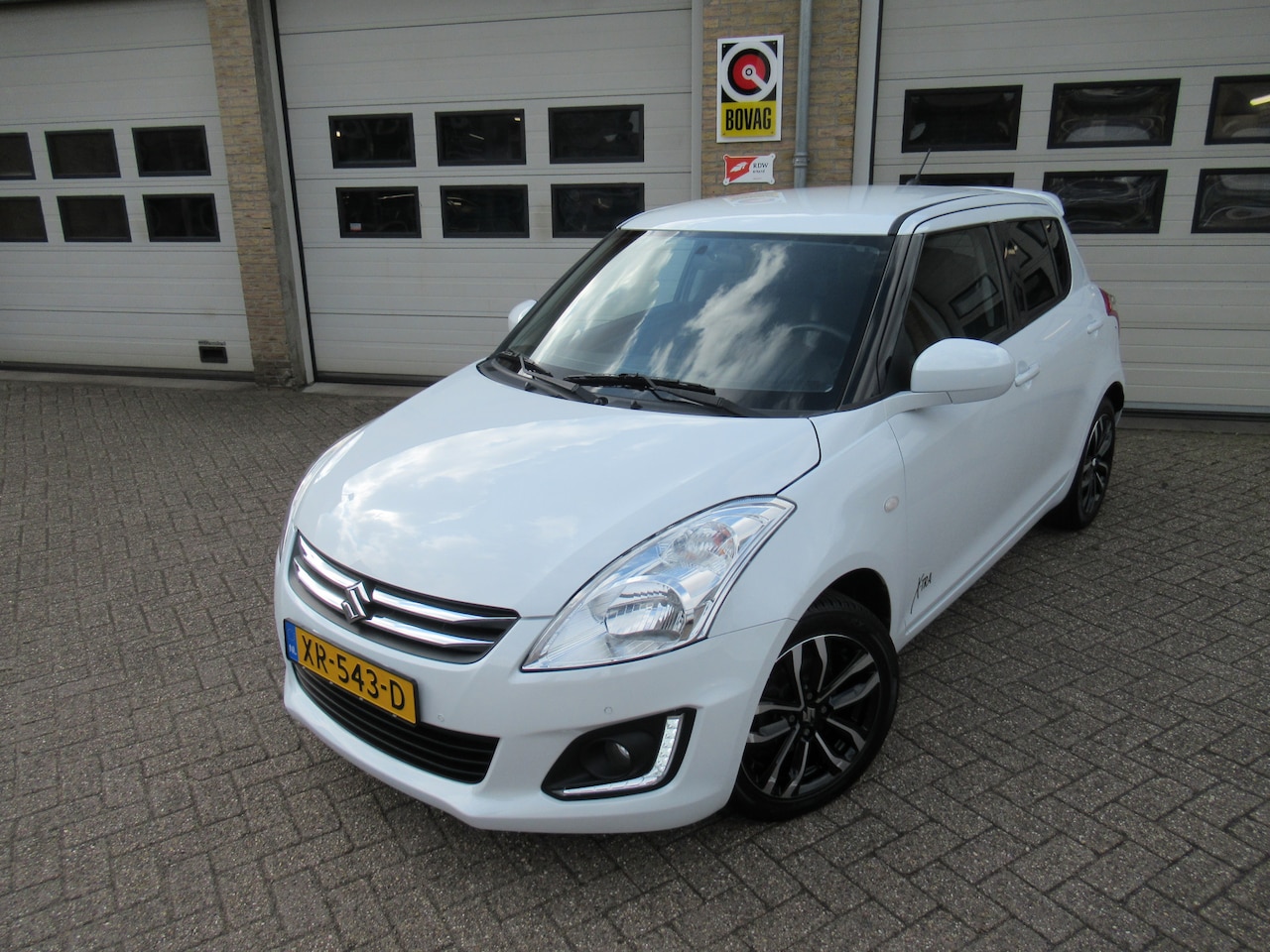 Suzuki Swift - 1.2 Dynamic EASSS Xtra Parelmoer wit - AutoWereld.nl