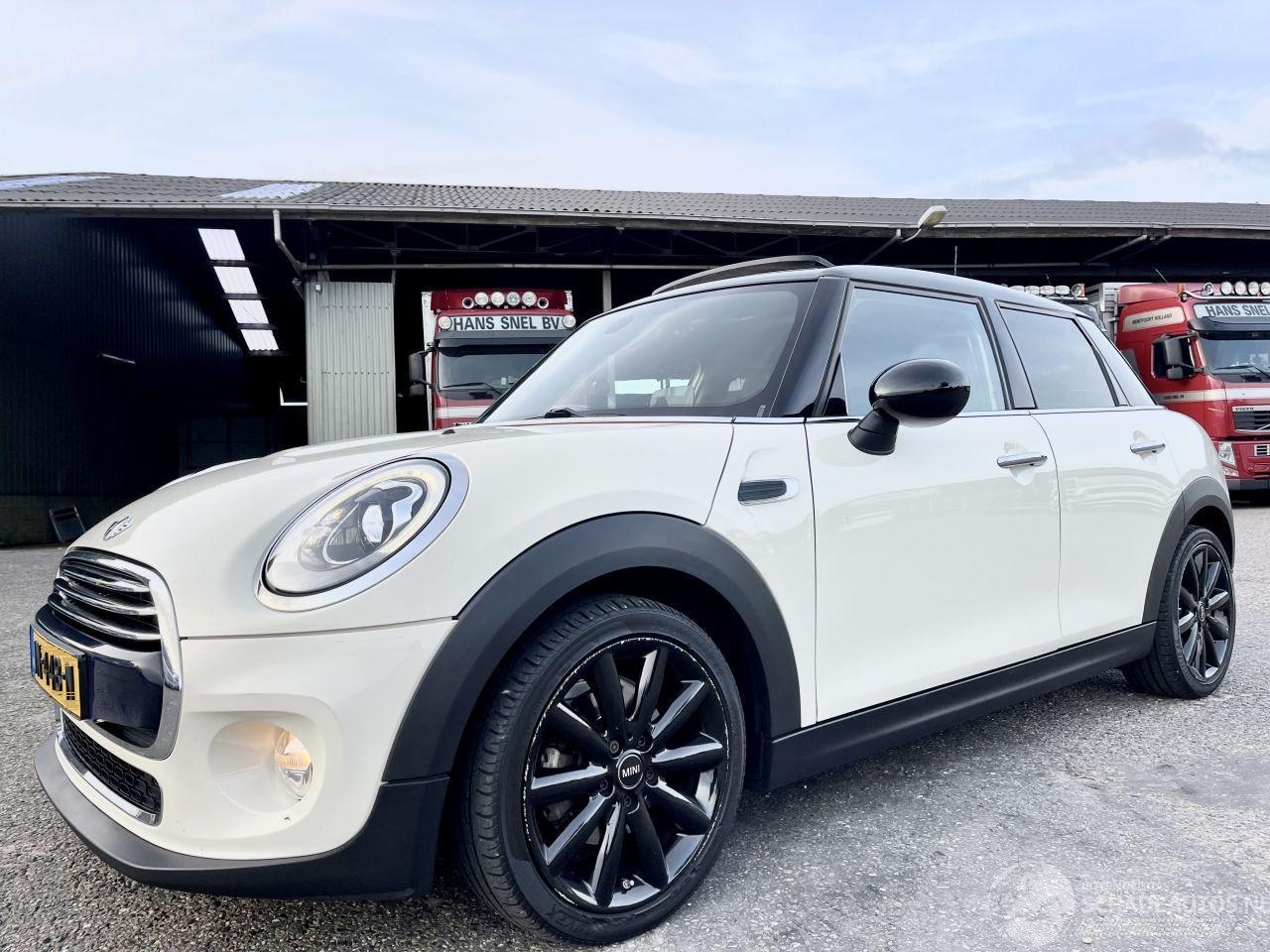 MINI Cooper - 1.5D 116pk 6-bak business 5drs - pano - navi - cam - leer - keyless - head up - harman kar - AutoWereld.nl