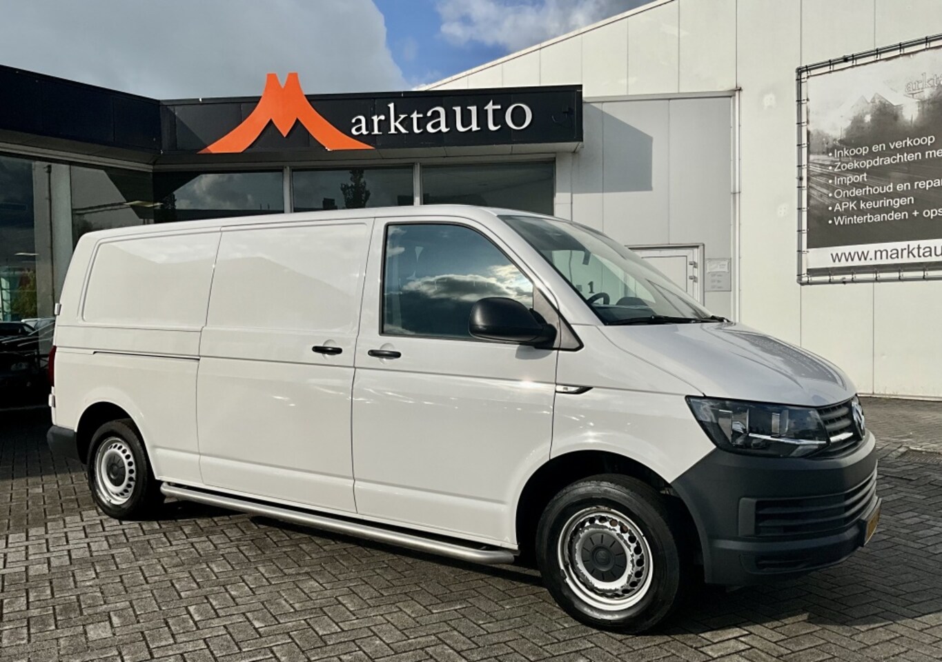 Volkswagen Transporter - 2.0 TDI L2H1 Trendl. 3-Zits Airco Trekhaak Bluetooth - AutoWereld.nl