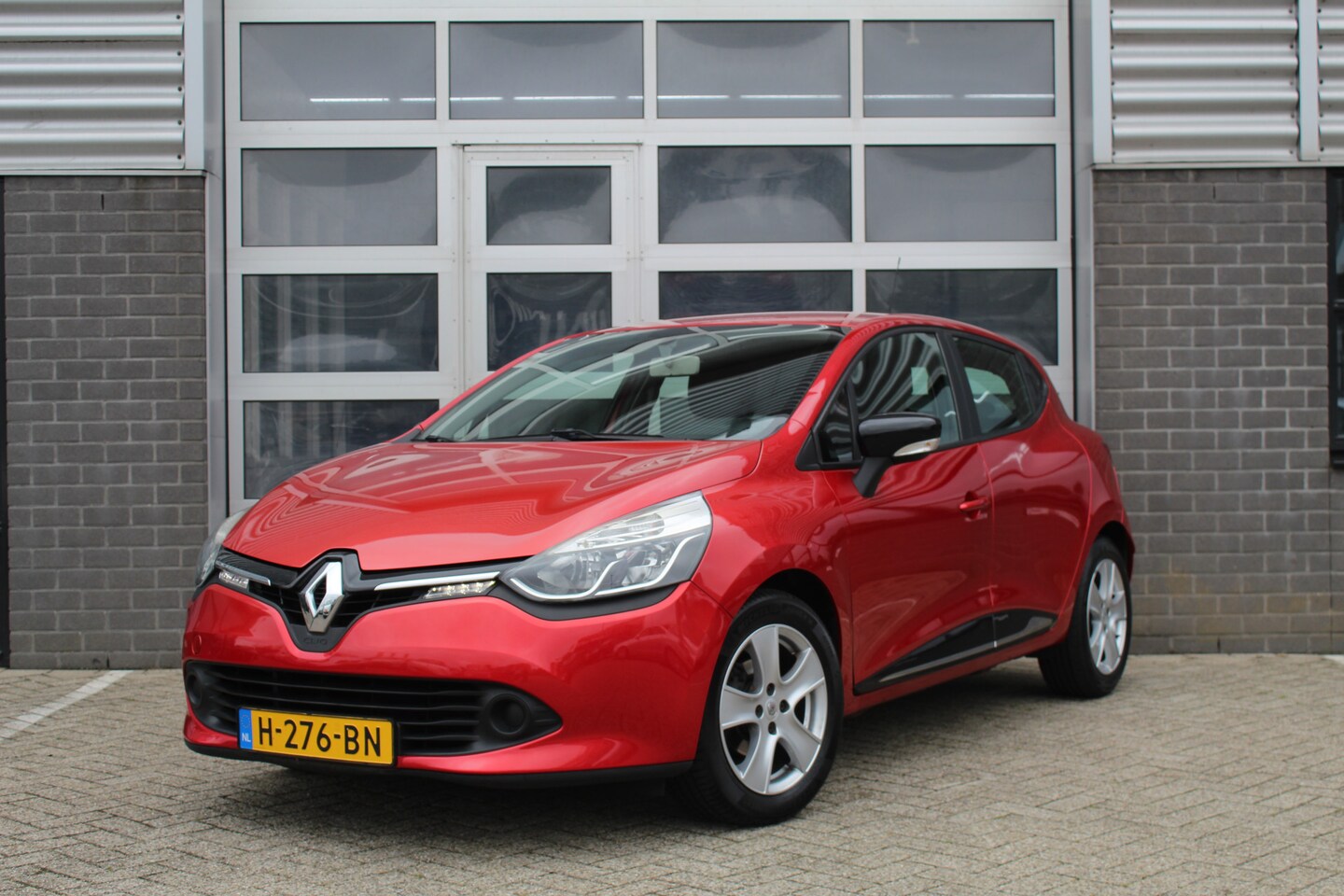 Renault Clio - 1.2 Expression / Navigatie / Bluetooth / Cruise / Airco - AutoWereld.nl