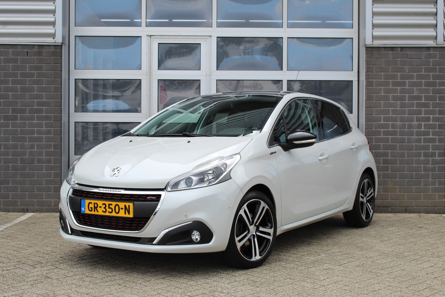 Peugeot 208 - 1.2 PureTech GT-line / Navigatie / Leer / Panoramadak / N.A.P. - AutoWereld.nl