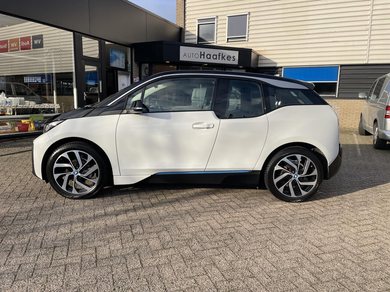BMW i3 - 120Ah 42 kWh €. 2.950 subsidie en geen MRB. Grote accu, navi, lm velgen, parkeersensoren, - AutoWereld.nl