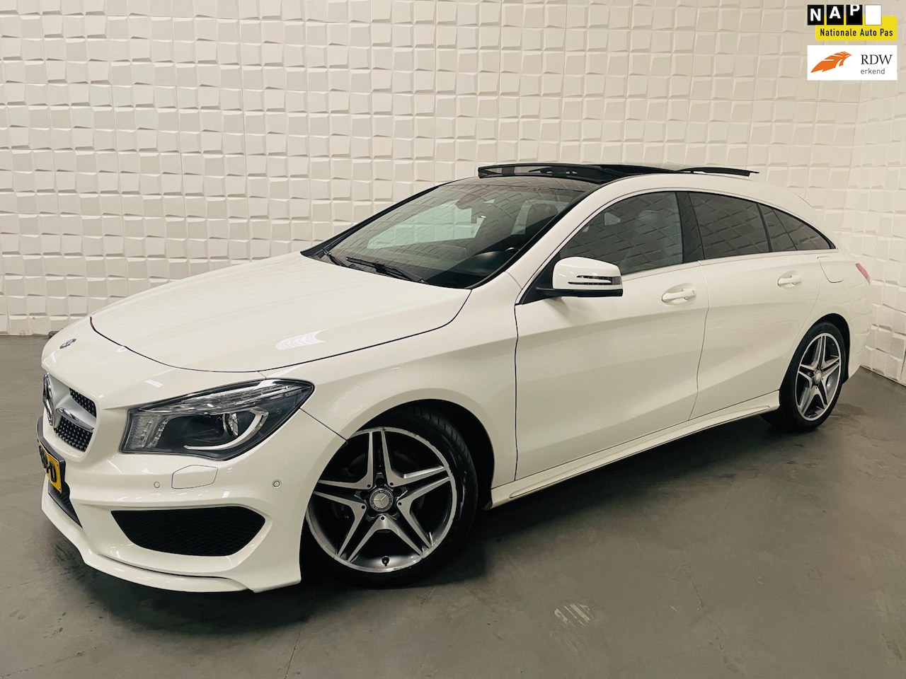 Mercedes-Benz CLA-klasse Shooting Brake - 180 AMG PANO NAP - AutoWereld.nl