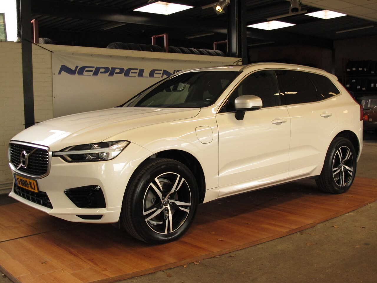 Volvo XC60 - 2.0 T8 Twin Engine AWD R-Design Lucht vering - AutoWereld.nl