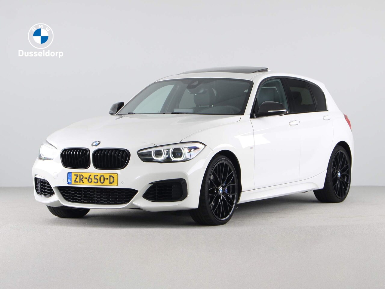 BMW 1-serie - M140i M-Performance Akrapovic uitlaat - AutoWereld.nl