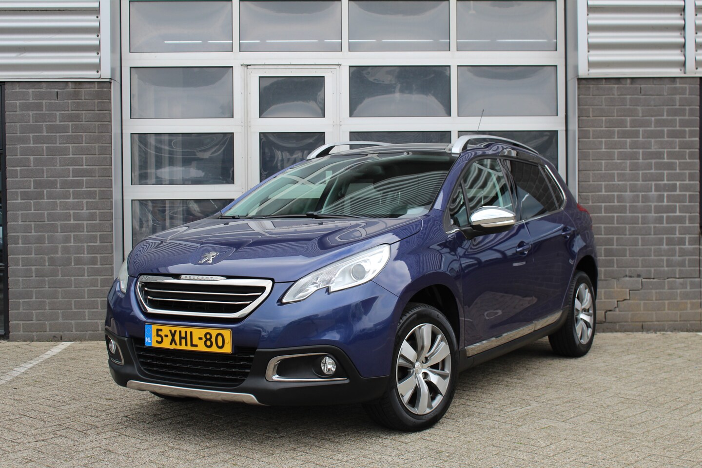 Peugeot 2008 - 1.2 VTi Allure / Automaat / Panoramadak / Navigatie / N.A.P. - AutoWereld.nl