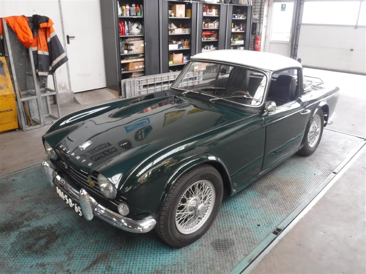 Triumph TR4 - met "Surrey top" - AutoWereld.nl