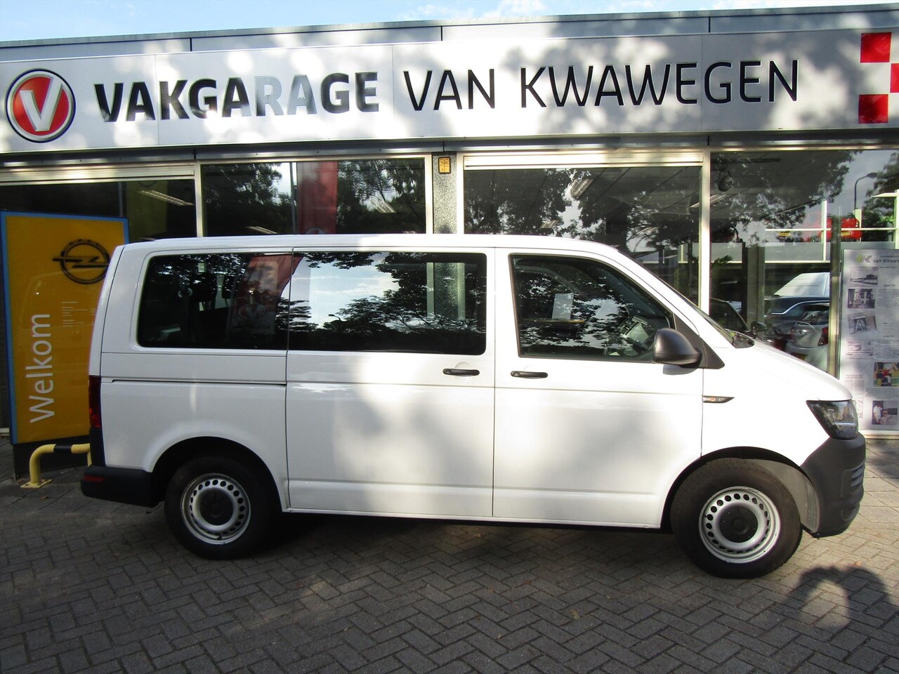 Volkswagen Transporter - 9 PERSOONS 2.0 TDI L1 AIRCONDITIONING - AutoWereld.nl