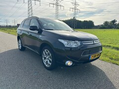 Mitsubishi Outlander - 2.0 PHEV instyle NAP / 4WD / TREKHAAK / PANO / ONDERHOUDSBOEKJE !