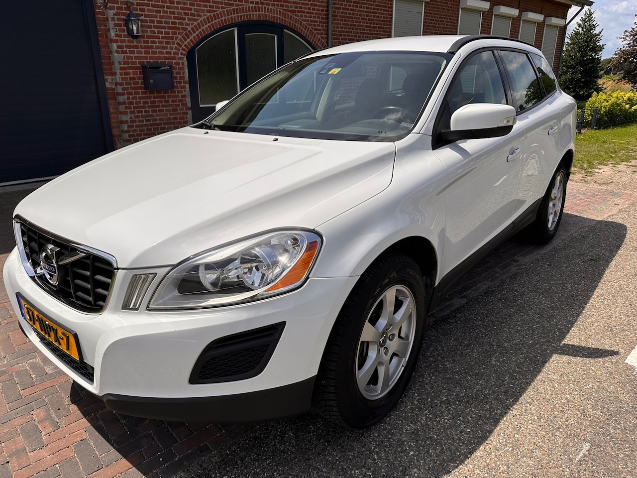 Volvo XC60 - 2.0T Kinetic apk t/m 21-10-2024 - AutoWereld.nl