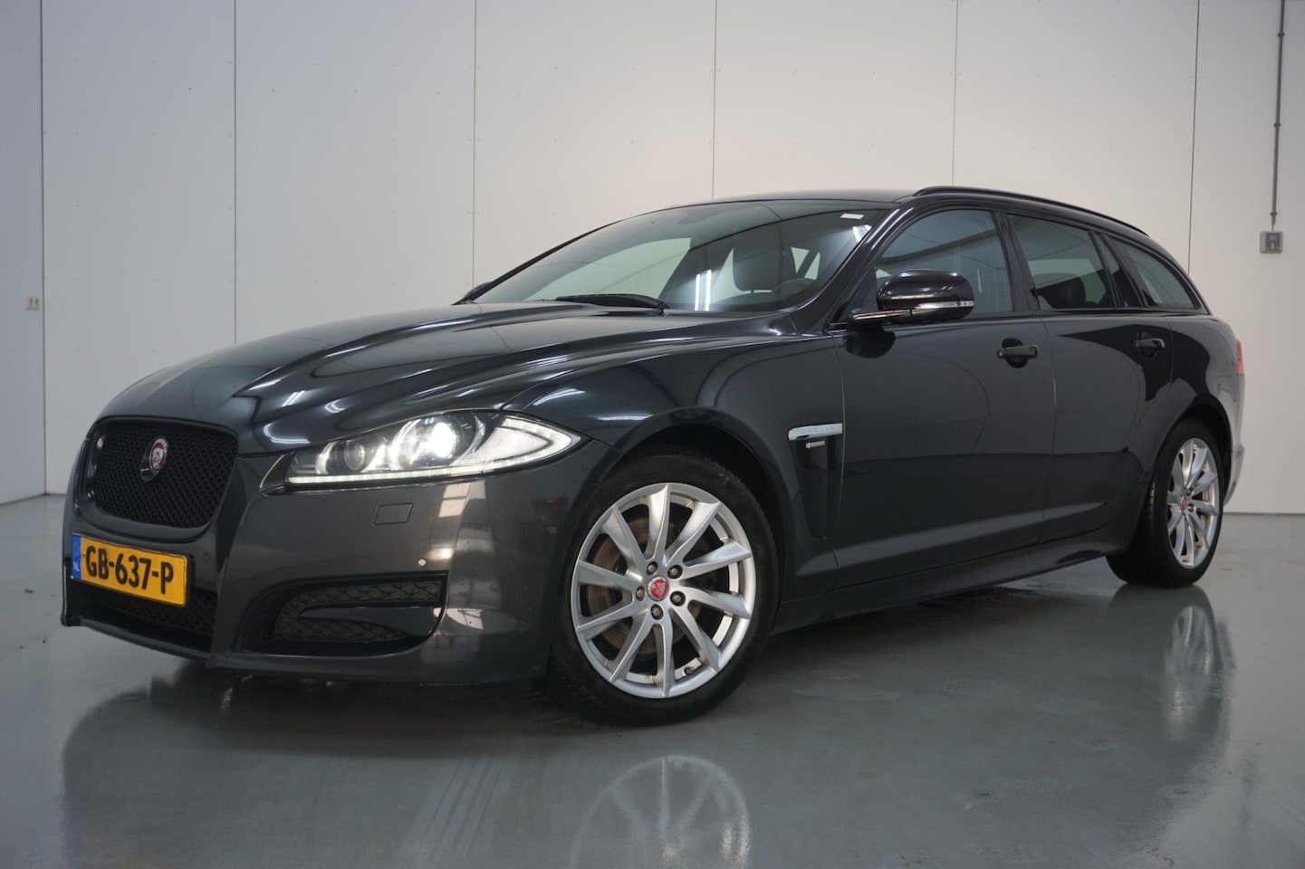 Jaguar XF Sportbrake - 3.0D R-SPORT AUTOMAAT / LEDER / XENON / NAVI / CAMERA - AutoWereld.nl