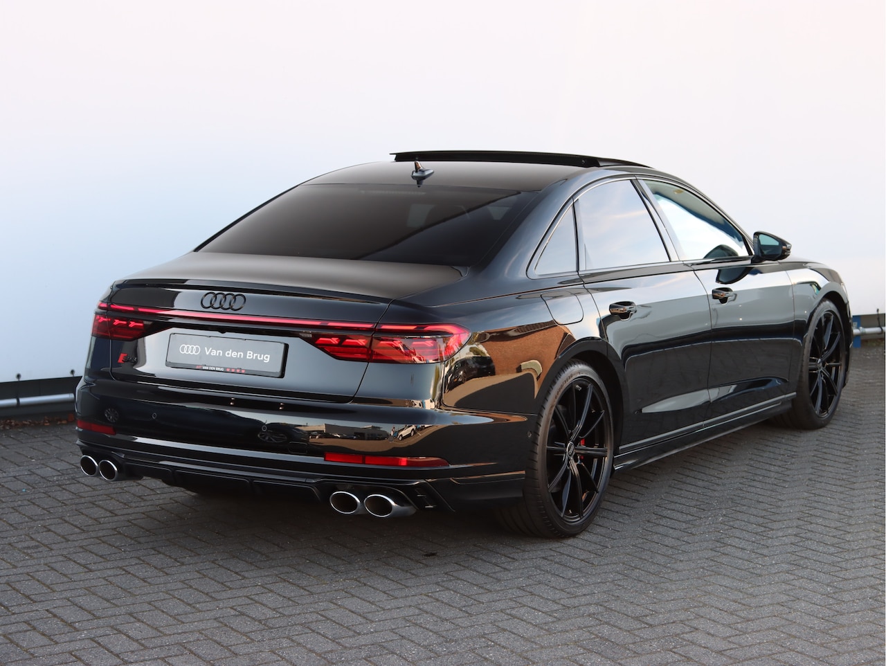 audi-s8-4-0-tfsi-quattro-571pk-tiptronic-b-o-pano-tv-schermen-vierwielsturing-digital-ma.jpg