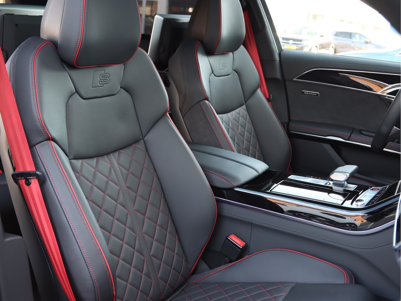 audi-s8-4-0-tfsi-quattro-571pk-tiptronic-b-o-pano-tv-schermen-vierwielsturing-digital-ma.jpg