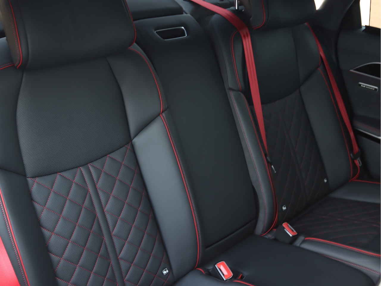 audi-s8-4-0-tfsi-quattro-571pk-tiptronic-b-o-pano-tv-schermen-vierwielsturing-digital-ma.jpg
