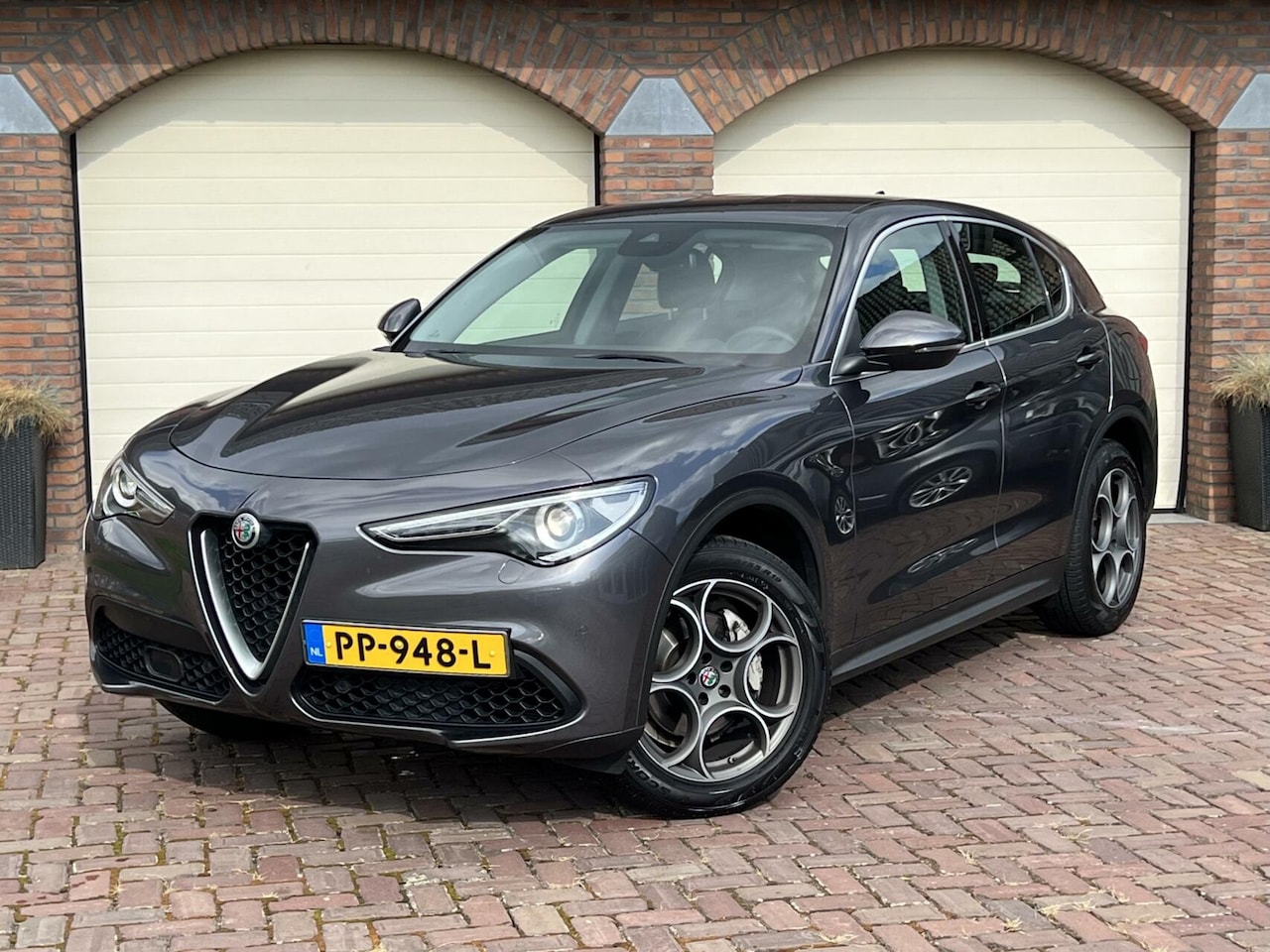 Alfa Romeo Stelvio - 2.0 T AWD Super Clima Leder Navi LED 19" - AutoWereld.nl