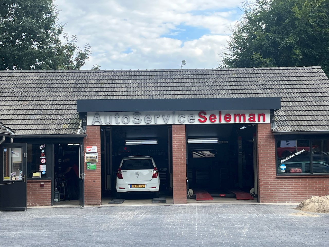 Autoservice seleman