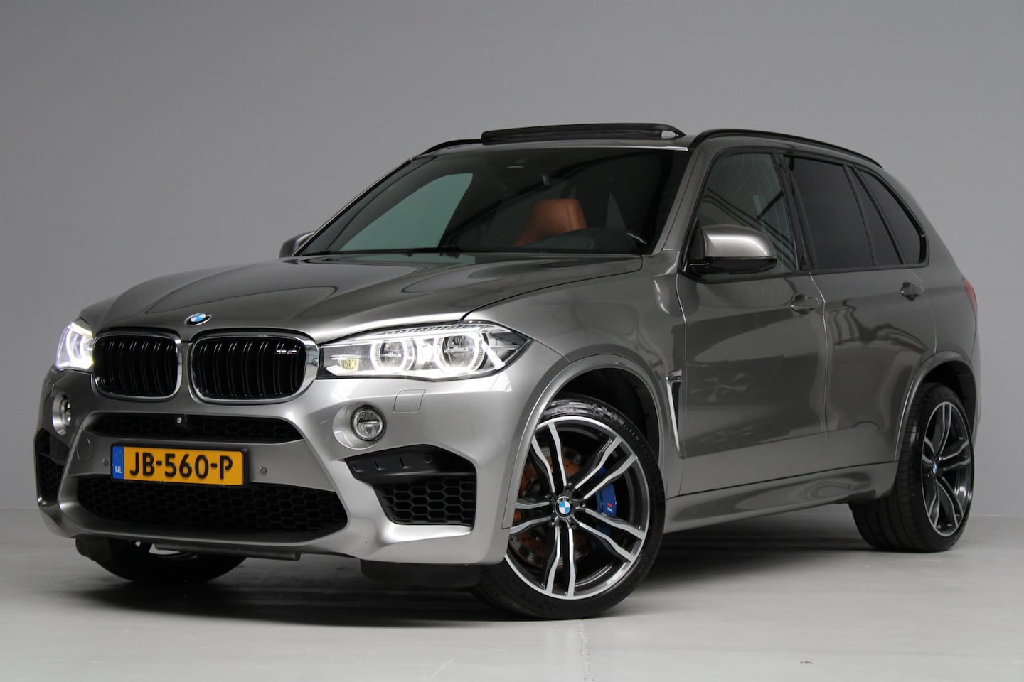 BMW X5 - M [ panoramdak hud 360 camera akrapovic harmankardon perfomance seats ] - AutoWereld.nl